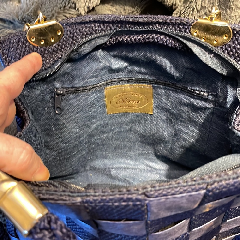 Beautiful blue purse with basket weave pattern and golden hardware - Picture 7 of 13